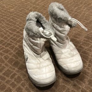 The North Face Women’s Size 9 Pull-On Puffer After Ski Boot